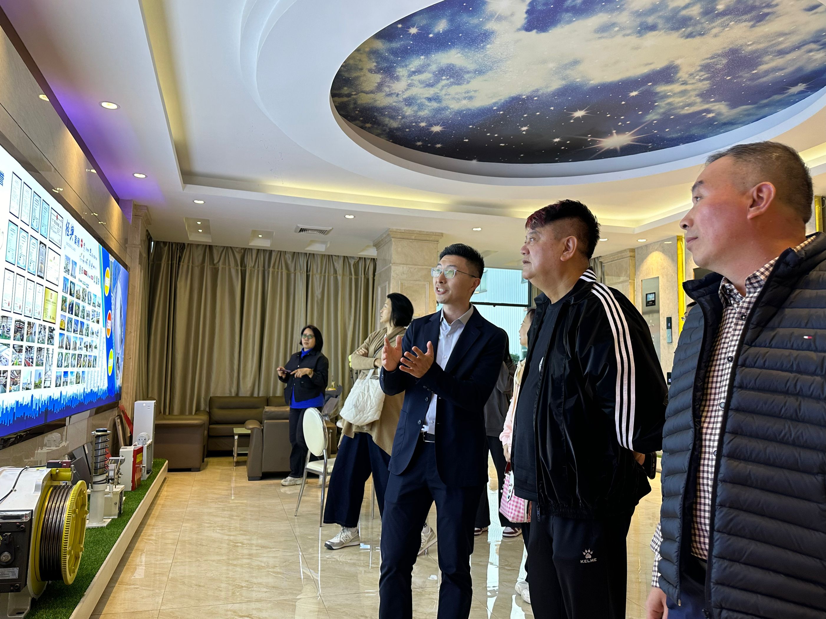 “叻哥”走进广东日芝电梯，探索智能电梯的无限可能