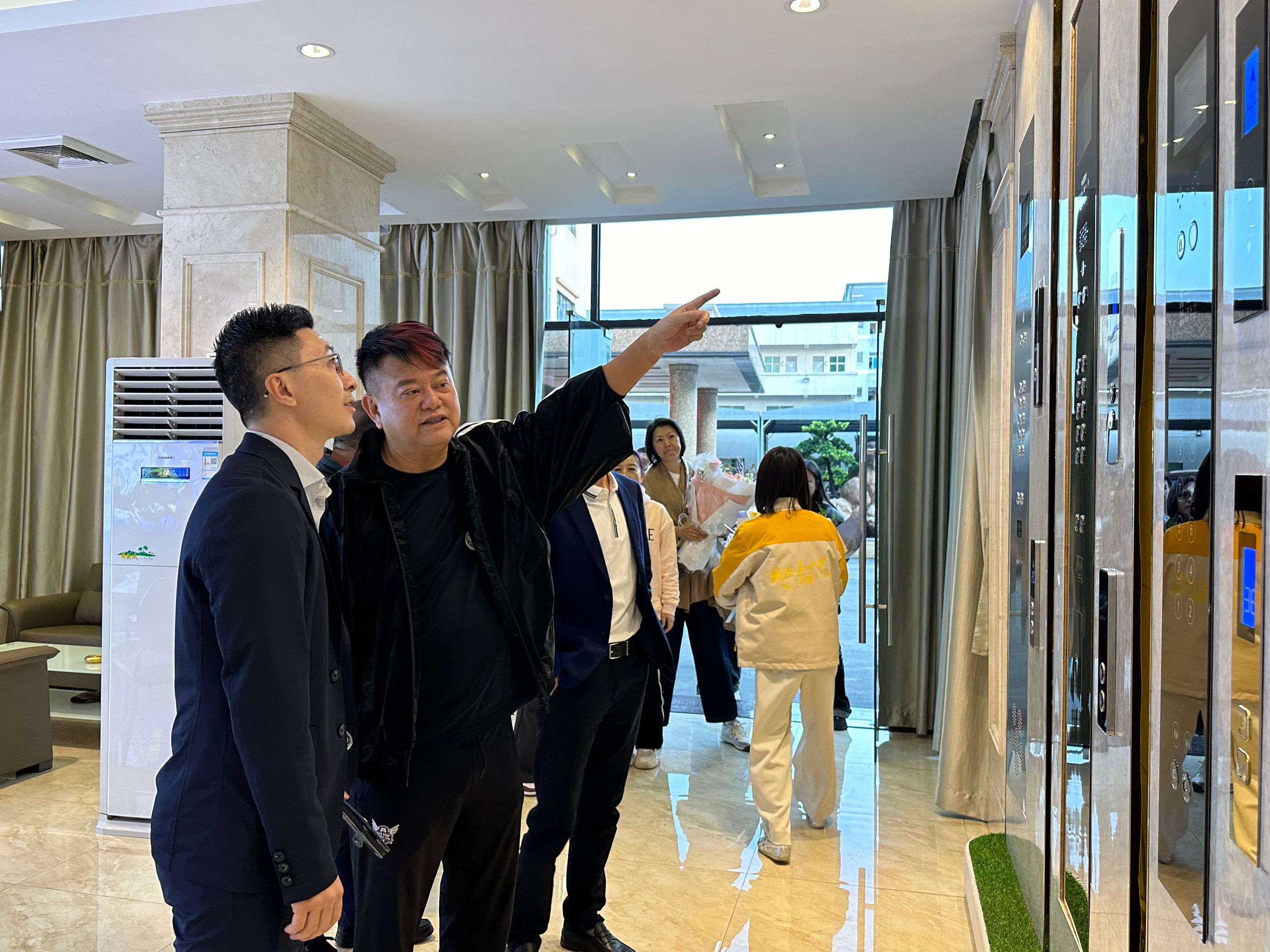 “叻哥”走进广东日芝电梯，探索智能电梯的无限可能