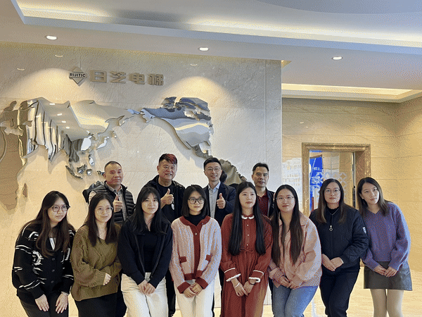 “叻哥”走进广东日芝电梯，探索智能电梯的无限可能