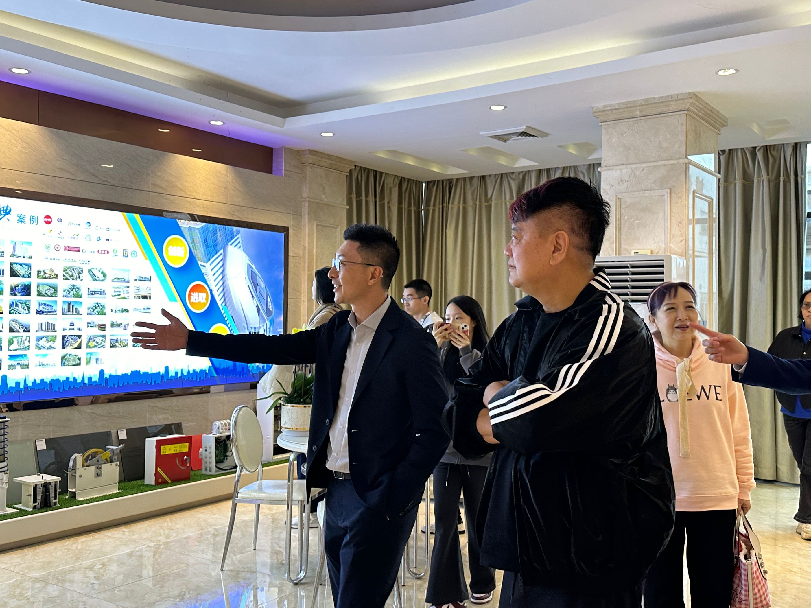 “叻哥”走进广东日芝电梯，探索智能电梯的无限可能